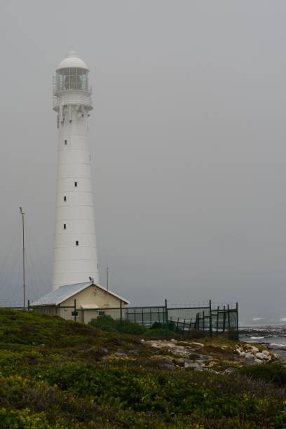 вертикальный снимок маяка слангкоп в пасмурный день в кейптауне, южная африка - slangkop стоковые фото и изображения