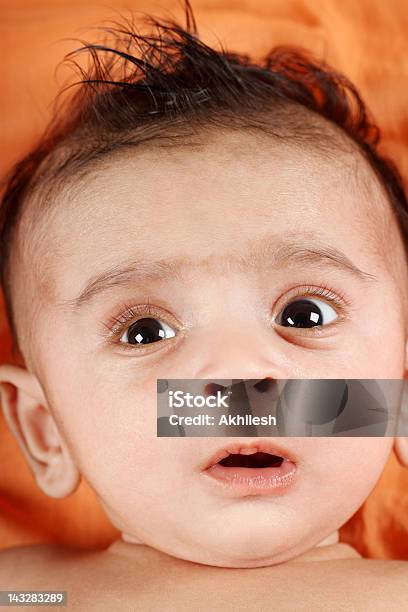 Indian Bebé Menino Com Fundo Laranja - Fotografias de stock e mais imagens de Asiático e indiano - Asiático e indiano, Bebé, Beleza