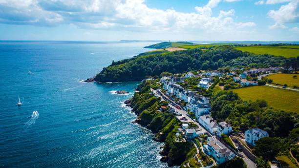 toma aérea del pueblo de falmouth cornwall en la costa de una playa rodeada de colinas - falmouth inglaterra fotografías e imágenes de stock