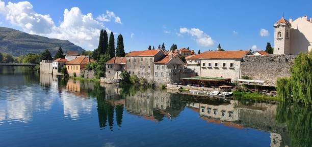 vista panoramica sul centro storico di trebinje - trebinje foto e immagini stock