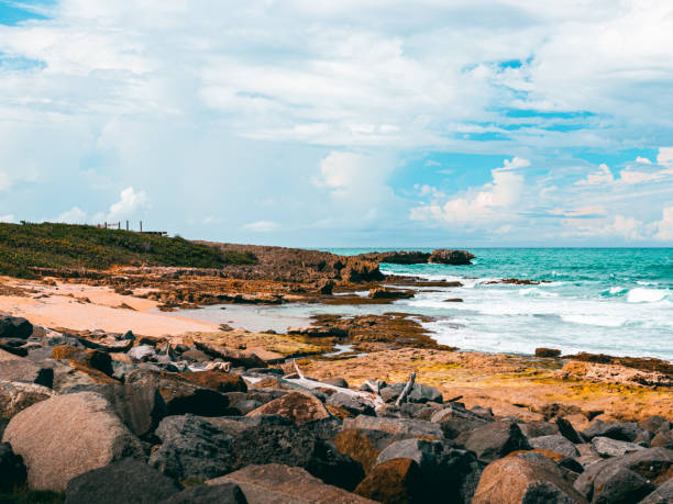 costa tropical pacífica com belas vistas da praia de puerto rico piñones la posita - peacefull - fotografias e filmes do acervo