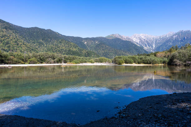 타이쇼 연못에 반사된 가미코치 산 - kamikochi national park 뉴스 사진 이미지