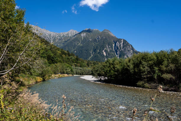 아즈사 강에서 본 가미코치의 산 - kamikochi national park 뉴스 사진 이미지