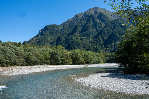 아즈사 강에서 본 가미코치의 산 - kamikochi national park 뉴스 사진 이미지