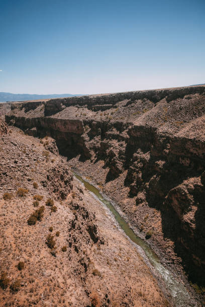 taos, nowy meksyk, usa na moście rio grande gorge bridge nad rio grande o zmierzchu. epicki widok. - rio grande new mexico river valley zdjęcia i obrazy z banku zdjęć