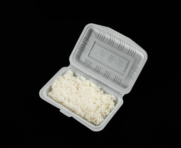 검은 배경에 도시락 상자에 쌀 - cereal box food carbohydrate 뉴스 사진 이미지