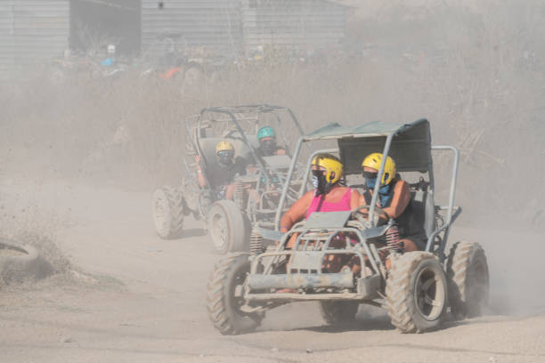 atv und quad fahren auf dem sand. konzept von extreme und sport - off road vehicle quadbike quadruplet motocross stock-fotos und bilder