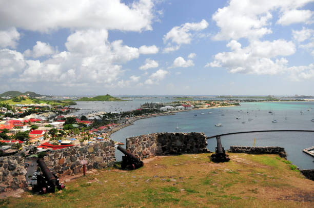 fort saint-louis bastion mit kanonen, marigot stadt und bucht panorama, saint martin (französischer teil) - st lucia bay caribbean marigot bay stock-fotos und bilder