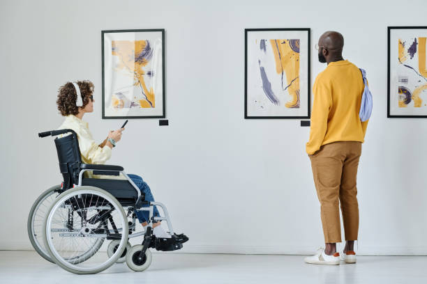 menschen, die moderne kunst in der galerie untersuchen - accessability stock-fotos und bilder