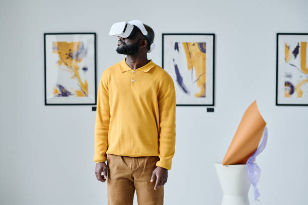 istock Man in virtual reality glasses at gallery 1432867491