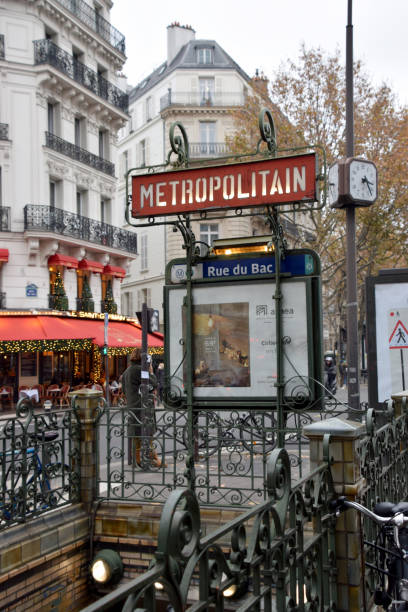 parigi, tradizionale stazione della metropolitana art nouveau - french metro foto e immagini stock