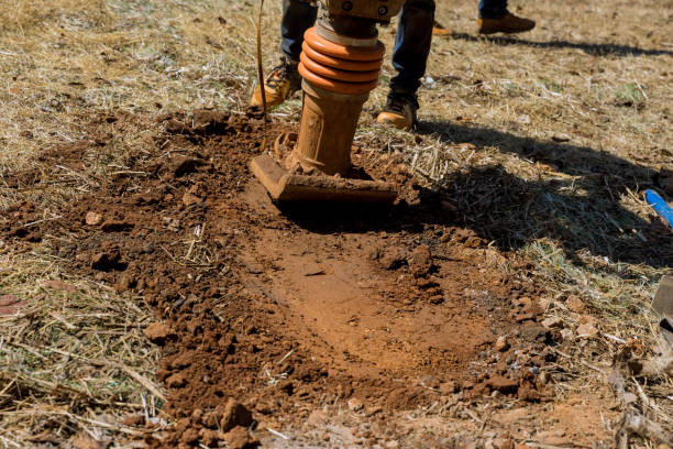 in costruzione, una vibrazione di una piastra su un utensile compattatore di pressatura che salta quando si compatta a terra - jumping jack compactor foto e immagini stock