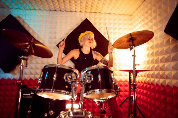 baterista femenina caucásica, tocando la batería en el estudio de grabación - baterias musicales fotografías e imágenes de stock