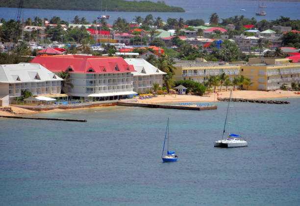 hotels an marigot bay beach, marigot, saint martin (französischer teil) - st lucia bay caribbean marigot bay stock-fotos und bilder