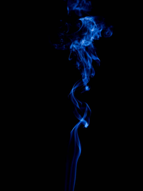 青い煙の細い流れがカールし、ゆっくりと上に上昇する - wispy smoke steam swirl ストックフォトと画像