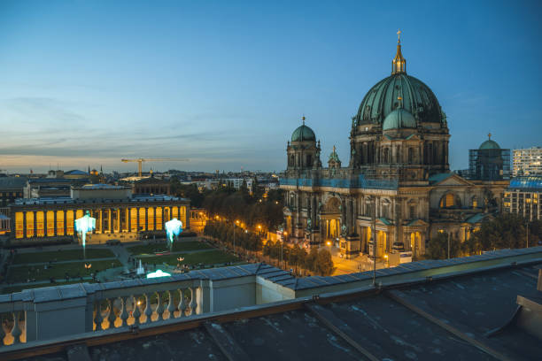 закат над горизонтом берлина с берлинским собором и люстгартеном - berlin cathedral berlin germany museum island sunlight стоковые фото и изображения