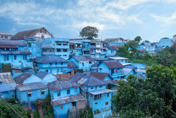 kampung biru arema è un villaggio tradizionale in malang, indonesia - arema foto e immagini stock