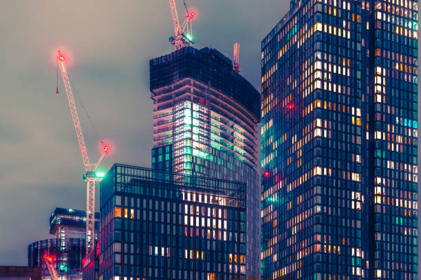 baustelle bei nacht, manchester, england - city of london office building construction architecture stock-fotos und bilder