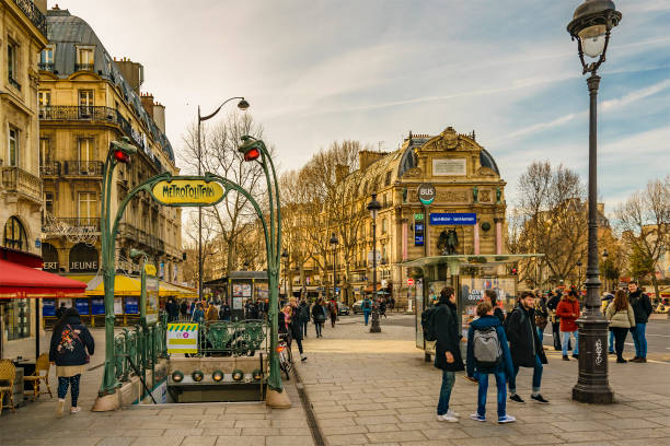 scena invernale urbana di strada, parigi - french metro foto e immagini stock