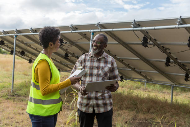 istock Female engineer stands with colleague 1432919457