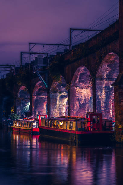 castlefield manchester, wielka brytania - railroad crossing bridge river nautical vessel zdjęcia i obrazy z banku zdjęć