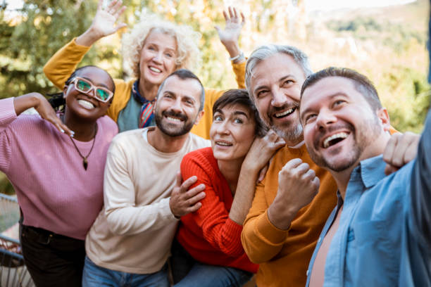 ¡enviando sonrisas por teléfono! - diferentes edades fotografías e imágenes de stock