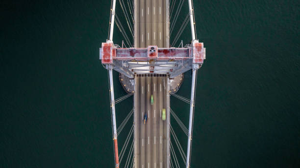 directement au-dessus du pont de la baie de san francisco - san francisco oakland bay bridge photos et images de collection