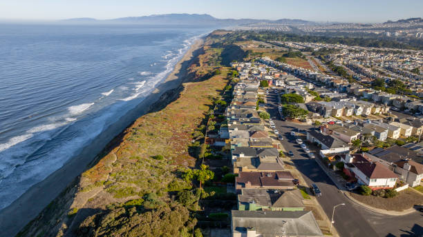 istock Daly City Costal Homes Overlooking Cliff 1432923139