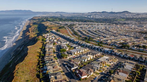 istock Daly City Costal Homes Overlooking Cliff 1432923143