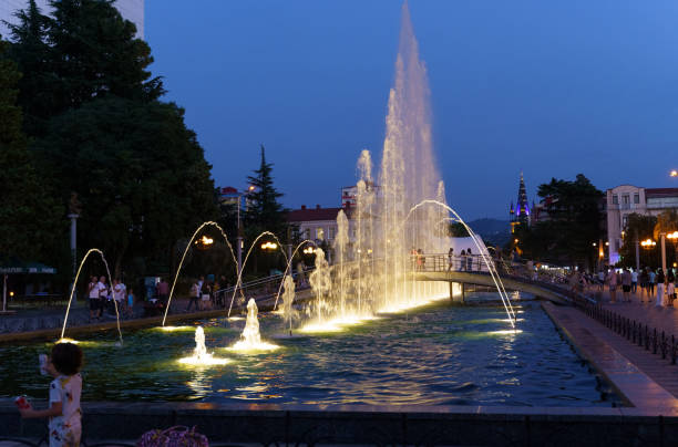 освещенный танцующий фонта�н вечером - dancing fountains стоковые фото и изображения