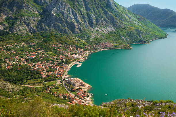 baía de kotor das alturas. vista do monte lovcen até a baía. - lovcen - fotografias e filmes do acervo