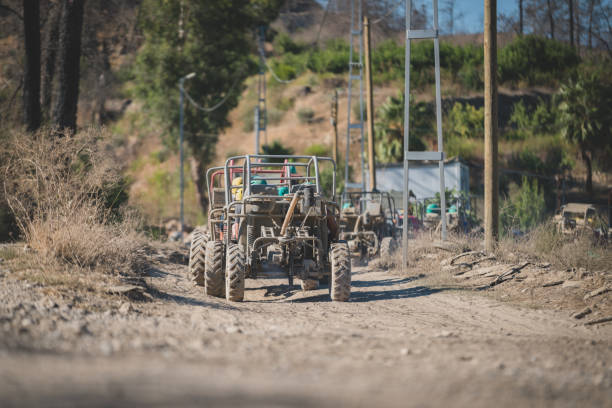 safari in quad di fondo, sport estremi - off road vehicle quadbike quadruplet motocross foto e immagini stock