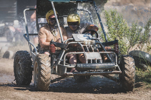 giro in quad - off road vehicle quadbike quadruplet motocross foto e immagini stock