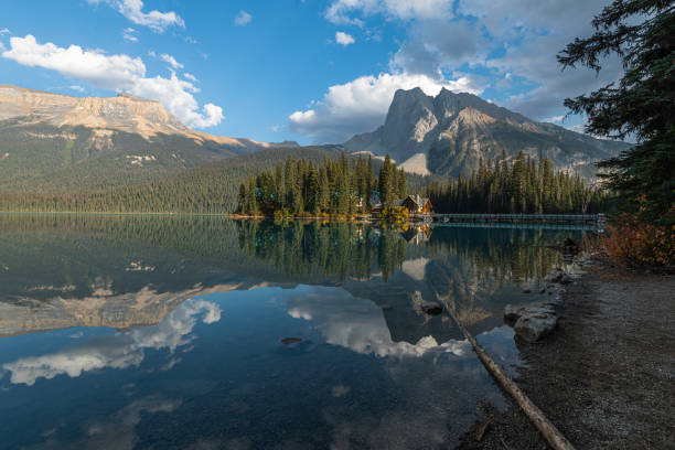 emerald lake lodge en las montañas rocosas canadienses - adventure extreme terrain wilderness area inspiration fotografías e imágenes de stock