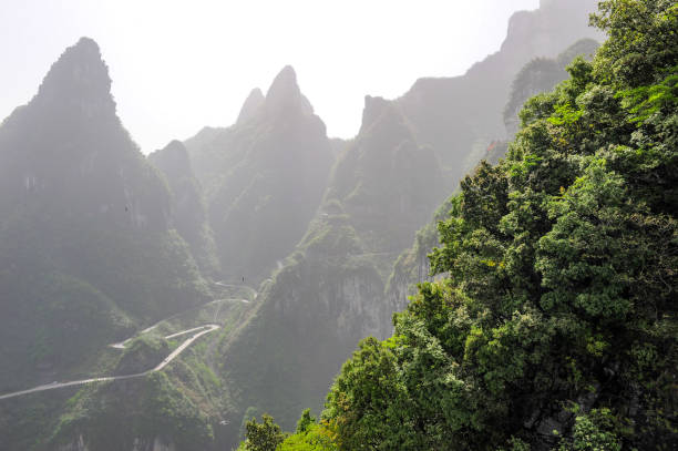 la vista aérea de la montaña tianmen (la puerta del cielo), el parque nacional zhangjiajie, la montaña china tianmen, zhangjiajie, hunan, china - road winding road mountain spiral staircase fotografías e imágenes de stock