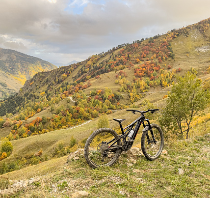 Paseo en bicicleta de montaña con colores otoñales de fondo. photo