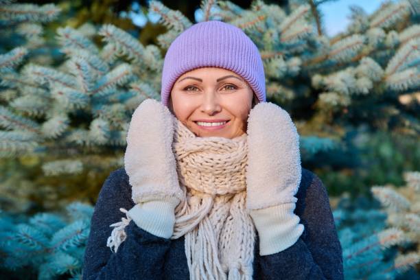 mulher madura em luvas de cachecol chapéu olhando para a câmera no inverno - scarf women hat warm clothing - fotografias e filmes do acervo