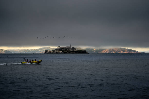 baia di san francisco e alcatraz coperta di nebbia - alcatraz island tourism san francisco bay area san francisco county foto e immagini stock