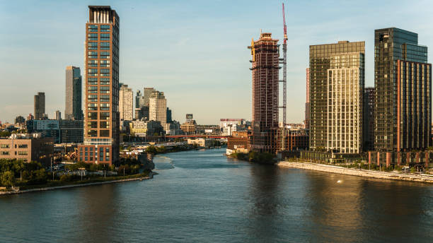 plac budowy na nabrzeżu na greenpoincie, brooklynie wzdłuż rzeki newtown creec z hunters point, long island city, queens i south kayak ramp z przodu. - flat vanishing point distant mid distance zdjęcia i obrazy z banku zdjęć