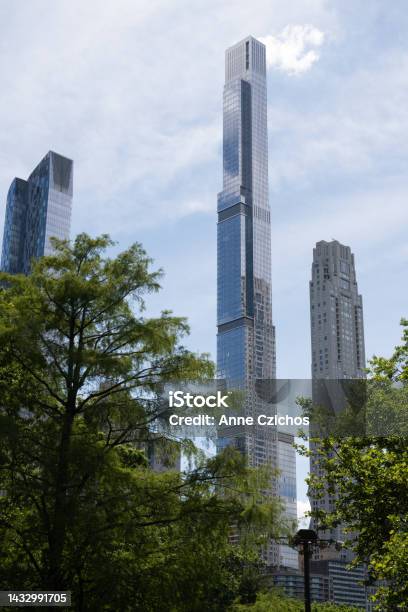 Central Park Tower Y 220 Central Park South En La Ciudad De Nueva York Foto de stock y más banco de imágenes de Aire libre