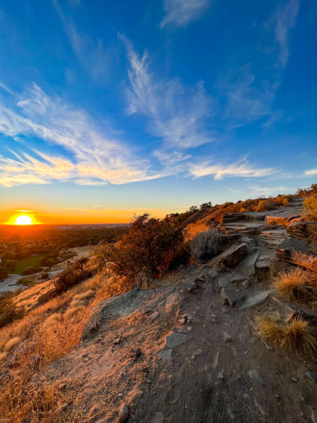 caminhada ao pôr do sol na montanha table rock em boise, idaho - idaho boise sunset scenics - fotografias e filmes do acervo