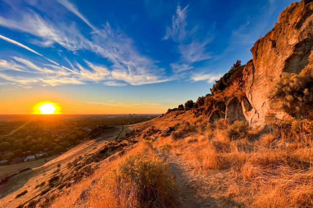 caminata al atardecer en table rock mountain en boise, idaho - formación de roca fotografías e imágenes de stock