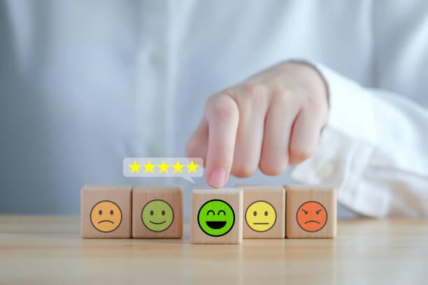 Feedback rating and positive service review. Customer experience, Mental health assessment, World mental health day, think positive, Emotion, satisfaction survey. Hand choosing happy face with 5 star. calificación de comentarios y revisión positiva del servicio. experiencia del cliente, evaluación de la salud mental, día mundial de la salud mental, pensar en positivo, emoción, encuesta de satisfacción. mano eligiendo cara feliz con 5 estrellas.