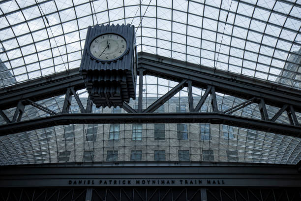 interior view of daneil patrick moynihan train hall from below - james a farley building manhattan low angle view horizontal imagens e fotografias de stock