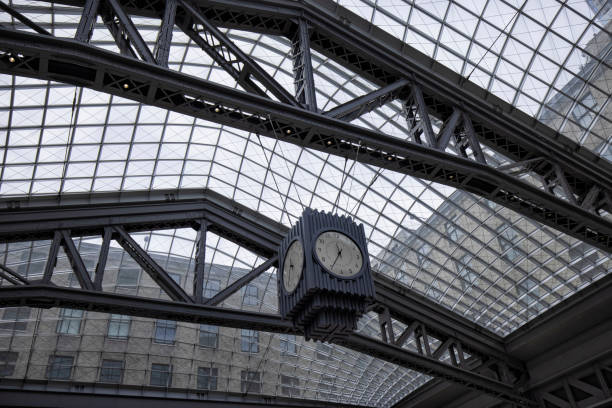 interior view of daneil patrick moynihan train hall from below - james a farley building manhattan low angle view horizontal imagens e fotografias de stock