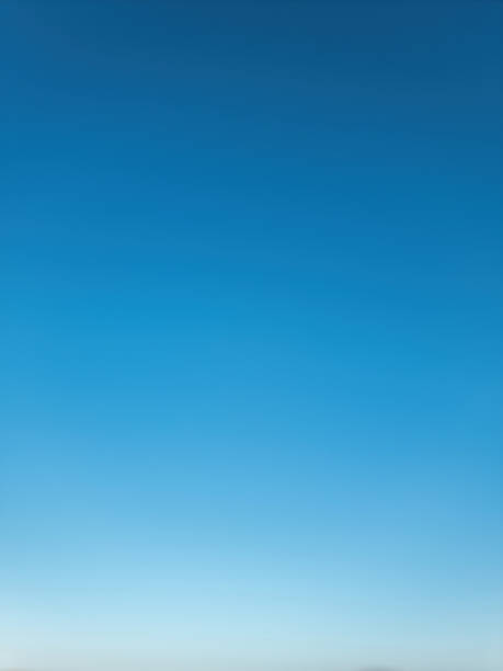 スカイブルーの背景、テクスチャ。明るい地平線、ギリシャの島キクラデスギリシャの夏の日。垂直 - greek islands greece day full frame ストックフォトと画像