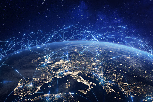 Tecnología de la comunicación con red global de internet conectada en Europa. Telecomunicaciones y transferencia de datos enlaces de conexión europeos. IoT, finanzas, negocios, blockchain, seguridad. photo