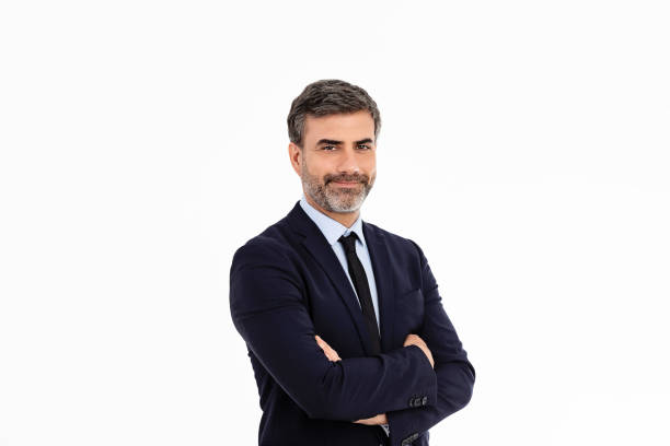 hombre de negocios sonriendo con los brazos cruzados sobre fondo blanco - traje fotografías e imágenes de stock