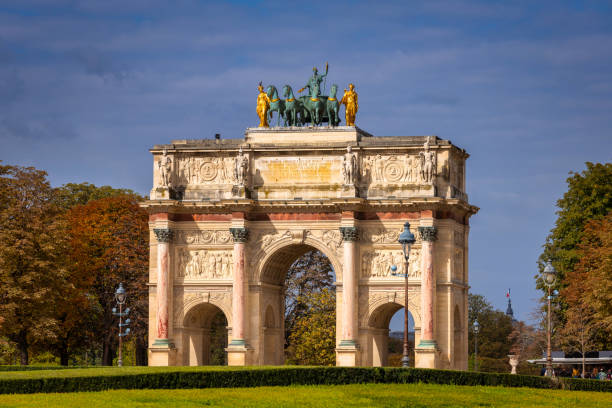 el arco del triunfo del carrusel en parís en otoño, francia - arc de triomphe du carrousel fotografías e imágenes de stock