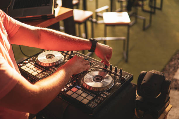 パーティーで音楽を演奏するdj、日没、日光 - party dj turntable mixing human hand ストックフォトと画像